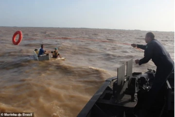 அமேசான் நதியில் அடித்துவரப்பட்ட பிரிட்ஜுக்குள் இருந்த மூவர்: நடந்தது என்ன?