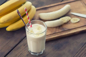 விஷமாகும் உணவு! பாலுடன் இந்த பழத்தை சேர்த்து சாப்பிட்டால் என்ன நடக்கும் தெரியுமா?