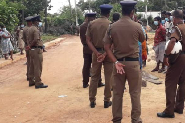 இலங்கையில் நேர்ந்த பயங்கர சம்பவம் ; மனைவியை வாளால் வெட்டி படுகொலை செய்த கணவன் | Husband Brutally Murders Wife Sword In Monaragala