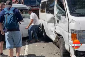 දරුණු අනතුරක් - විදේශිකයන් පිරිසක් ගමන්ගත් වෑන් රථයක් තවත් වෑන් රථයක මුහුණට මුහුණ ගැටෙයි