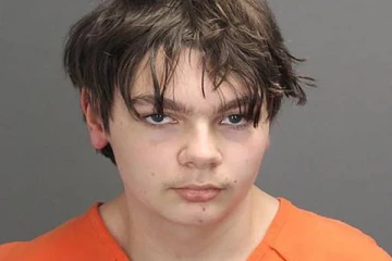 கிறிஸ்துமஸ் பரிசாக துப்பாக்கி வாங்கி வந்த பெற்றோர்... பள்ளி மாணவனின் வெறிச்செயல்