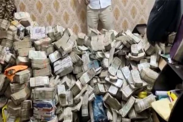 மலைபோல் குவிந்து கிடந்த பணம் ; அமைச்சர் பணியாளர் வீட்டில் ஷாக் - அமலாக்கத்துறை அதிரடி!