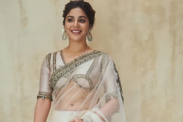 நடிகை சம்யுக்தா மேனன் ட்ரான்ஸ்பரென்ட் சேலையில் செம ஹாட் போஸ்