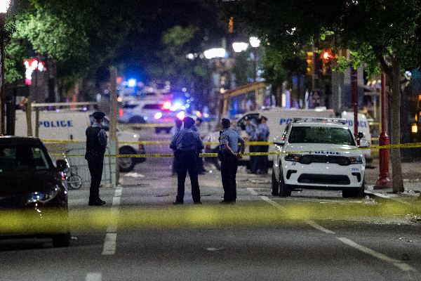 அமெரிக்காவில் மர்ம நபர்கள் தாக்குதல் - 12 பேர் படுகாயம் | Us Philadelphia Bar Shooting