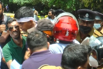 நாடாளுமன்ற நுழைவாயில் பகுதியில் கைதானவர்கள் பொலிஸ் நிலையத்தில் (Video)