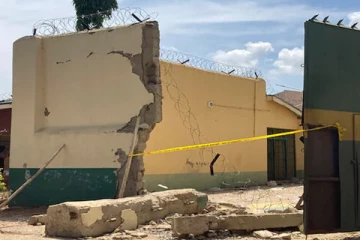 வெடிகுண்டு தாக்குதல் நடத்தி 850-க்கும் கைதிகள் தப்பியோட்டம்!