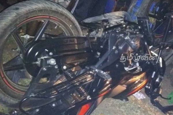 இரு மோட்டார் சைக்கிள்கள் ஒன்றுடன் ஒன்று மோதி விபத்து: இளைஞர் பலி | Young Man Killed In An Accident