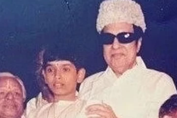 இந்த புகைப்படத்தில் எம்.ஜி.ஆருடன் இருக்கும் முன்னணி நட்சத்திரம் யார் தெரியுமா.. இதோ பாருங்க