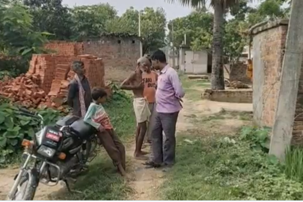 மனைவி அடிக்குறா - வாழ்க்க வெறுத்து மரத்துல வாழும் விசித்திர கணவன்! | Fight With Wife Up Man Is Living On A Tree