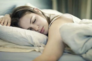 காலையில் எழுந்ததும் சோர்வாகவே இருக்கிறீர்களா? இந்த தவறை செய்யாதீங்க