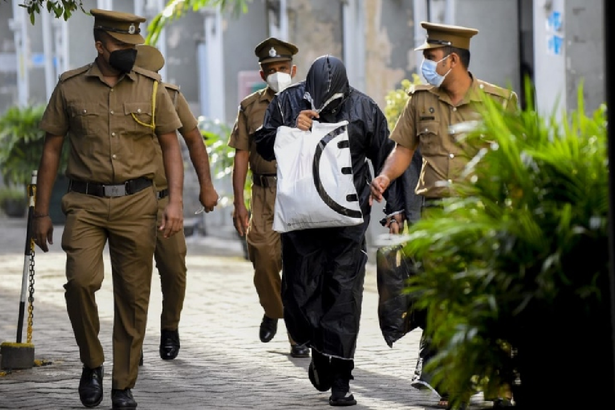 கடத்தல் காரருடன் பூசகருக்கு தொடர்பு; வங்கிக் கணக்குகளில் 30 கோடி ரூபா | Priest Linked To Smuggler 30 Crore Found In Bank