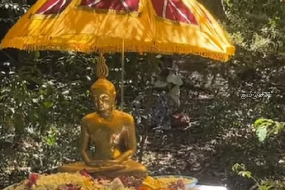 வெடுக்குநாறி ஆலயத்தில் புத்தர் சிலை வைக்கப்பட்டதால் பதற்றம்: குவிக்கப்பட்டுள்ள விசேட அதிரடிப்படை | Wearing Shoes At Vedukunari Athisivan Devasthanam வெடுக்குநாறி ஆலயத்தில் புத்தர் சிலை வைக்கப்பட்டதால் பதற்றம்: குவிக்கப்பட்டுள்ள விசேட அதிரடிப்படை | Wearing Shoes At Vedukunari Athisivan Devasthanam