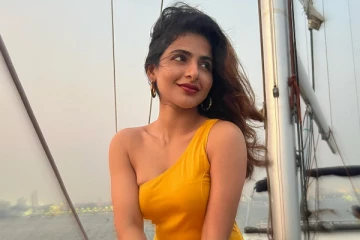 நடுகடலில் கவர்ச்சி போட்டோஷூட் நடத்திய ஐஸ்வர்யா மேனன்! ஹாட் போட்டோஷூட்