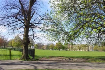 லண்டனில் உள்ள பூங்கா ஒன்றில் பெண்ணுக்கு இரு இளைஞர்களால் நேர்ந்த கொடூரம்