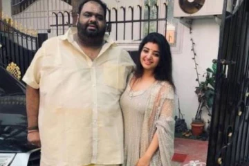 சீரியல் நடிகை மகாலட்சுமியுடன் எடுத்த ரொமான்டிக் புகைப்படம் வெளியிட்ட ரவீந்தர்- செம வைரல்