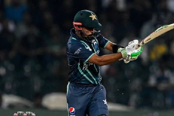 கோலியின் மிரட்டல் சாதனையை எட்டி பிடித்த பாகிஸ்தான் கேப்டன்!