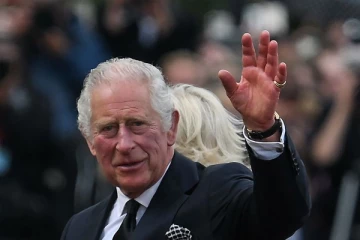 பொது இடத்திலேயே மன்னர் சார்லசைக் கட்டிப்பிடித்து முத்தமிடும் ஒரே ராஜகுடும்பத்துப் பெண்: இல்லை இல்லை கமீலா இல்லை