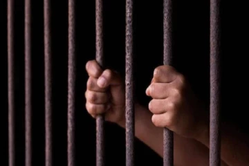 சிறையில் இருந்தபடியே கப்பம் கோரிய கைதி ; இரு பெண்கள் கைது