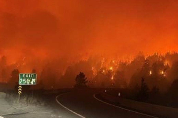 மக்களை வலுக்கட்டாயமாக வெளியேற்றிய கனேடிய மாகாணம் | Okanagan Wildfire Rages Hundreds Forced Out