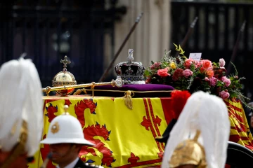 தங்க கிரீடம் முதல் செங்கோல் வரை - ராணியின் சவப்பெட்டி மீது வைக்கப்பட்டுள்ள பொருட்கள்