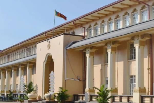 வெடிகுண்டு மிரட்டலால் கண்டி மாவட்ட செயலகத்தில் பரபரப்பு | Kandy District Secretariat Due To A Bomb Scare