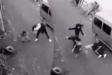 சிறுவனை கடத்தி சென்று இளம்பெண்ணிடம் சிக்கிய மர்மநபர்கள்... பரபரப்பான காட்சி