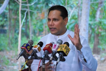 மாடுகள், அடிமுட்டாள்களை கொண்ட அணியே நாடாளுமன்றம் வந்துள்ளது: தயாசிறி சீற்றம்