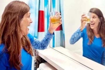 4 வருடமாக தனது சிறுநீரை பருகிவரும் பெண்: இதற்கு இவர் கூறும் காரணம் என்ன தெரியுமா?