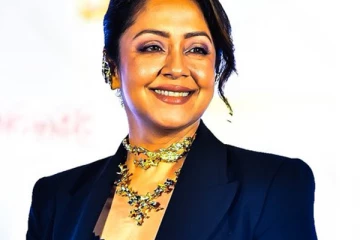 45 வயதில் ஜோதிகா இப்படி ஒரு உடையில் விருது விழாவிற்கு வந்தாரா, இதை பாருங்களேன்