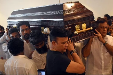 අසහාය රංගධර දර්ශන ධර්මරාජ් මහතාට අවසන් ගෞරව දක්වා, අතිශය සංවේදී වූ කලා තරු සහ දේශපාලන ප්රභලයින් ..(VIDEO)