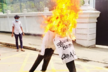 கோட்டாவின் உருவப் பொம்மையை எரித்து மாணவர்கள் ஆர்ப்பாட்டம்!