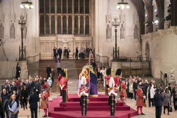 மகாராணிக்கு அஞ்சலி செலுத்தவந்த ஆறு பேரை தடுத்து நிறுத்திய அதிகாரிகள்: அவர்கள் உடைக்குள் மறைத்துவைத்திருந்த விடயம்