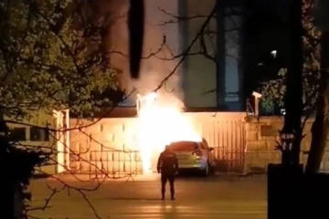 ரஷ்ய துதரகத்தின் மீது மோதிய கார்: ஒருவருக்கு நேர்ந்த சோகம்