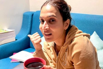 ஐஸ்வர்யா யார் மடியில் அமர்ந்திருக்கிறார் பாருங்க! எதற்காக திடீரென இப்படி ஒரு போட்டோ?