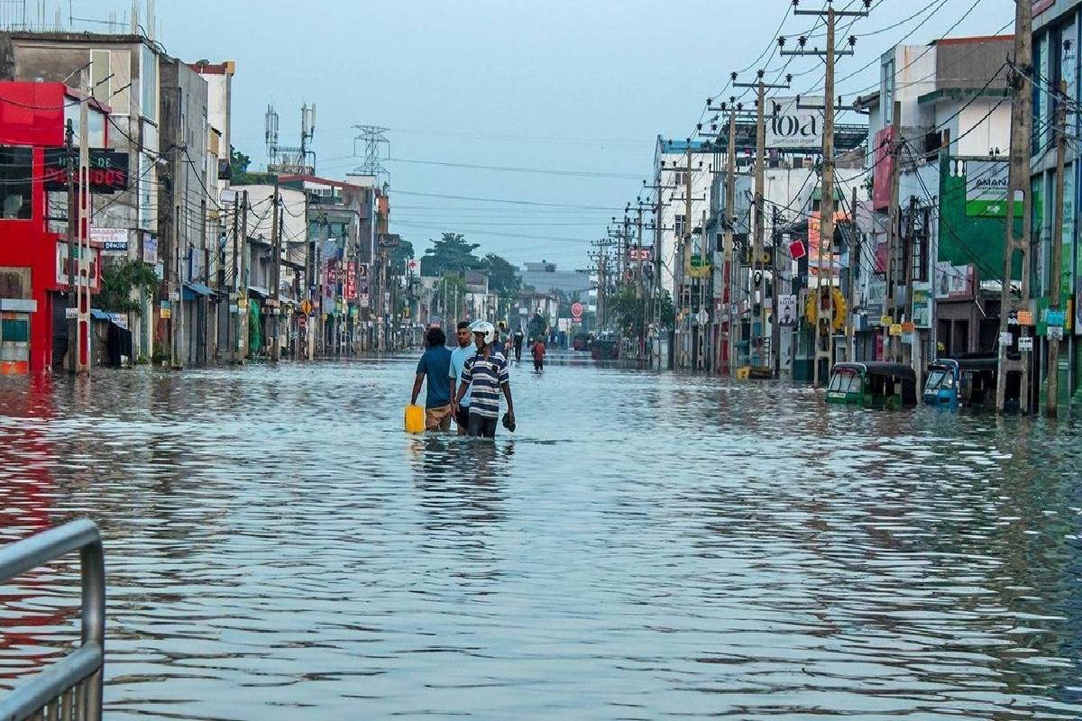 வெள்ளத்தால் சூழப்பட்ட கொழும்பு ; முக்கிய வீதிகள் முடக்கம் | Colombo Streets Submerged Floods Traffic Standstil