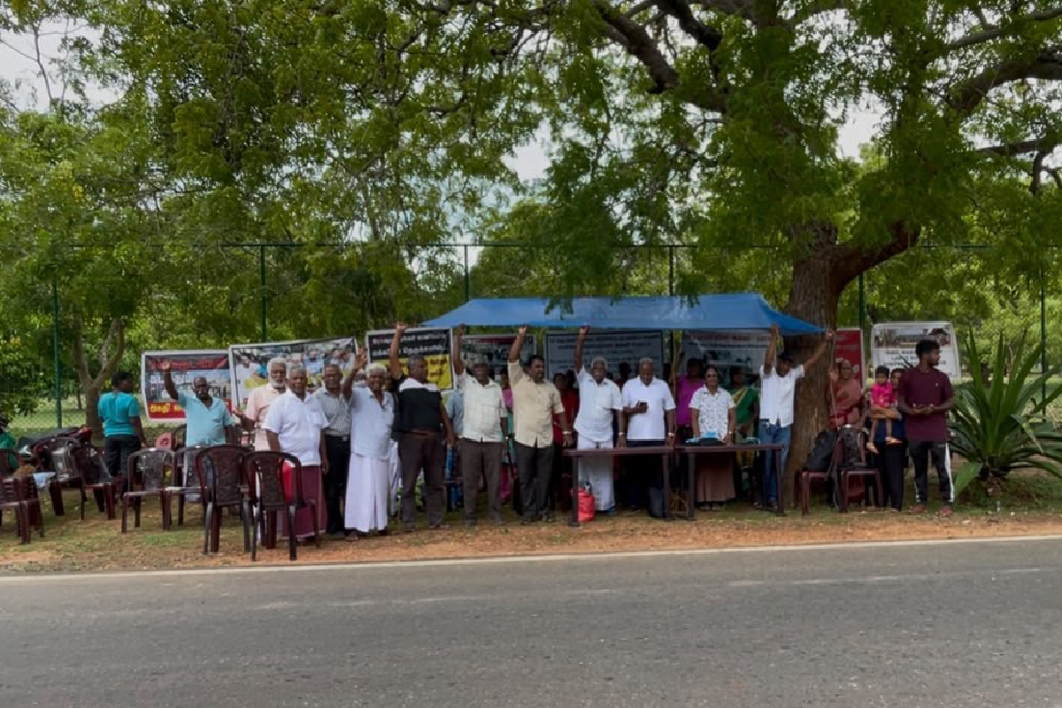 மயிலிட்டியில் கொட்டும் மழையிலும் மக்கள் போராட்டம் | People Protest In Mayiliddy Jaffna Pouring Rain மயிலிட்டியில் கொட்டும் மழையிலும் மக்கள் போராட்டம் | People Protest In Mayiliddy Jaffna Pouring Rain