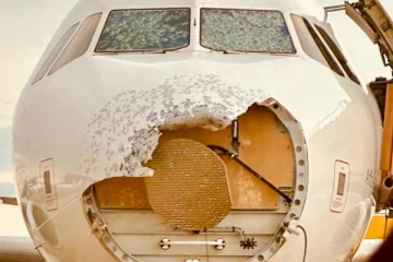 எதிர்பாராத மழையில் சிக்கிய விமானம்: மூக்கு பகுதி உடைந்ததால் பரபரப்பு