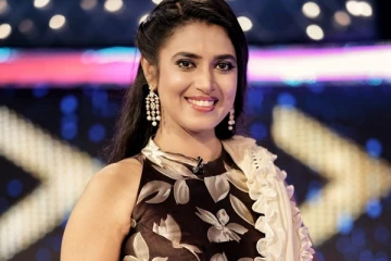 48 வயதில் நடுராத்திரியில் அப்படியொரு போஸ்!! நீச்சல் குள வீடியோவை வெளியிட்ட நடிகை கஸ்தூரி!!