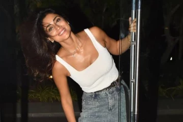 டி-சர்ட்டில் கலக்கல் போஸ்!! 42 வயது நடிகை ஸ்ரேயா சரணின் நியூலுக் புகைப்படங்கள்..