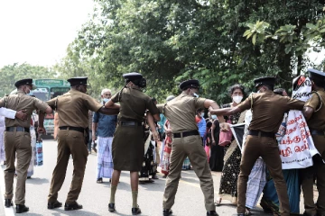 யாழில் நடு வீதியில் படுத்த இளைஞனால் பரபரப்பு!