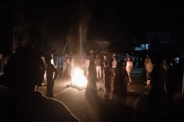 திருகோணமலையில் பதற்றம்! வீதிக்கு இறங்கிய மக்கள்: பொலிஸார் குவிப்பு(Photos)