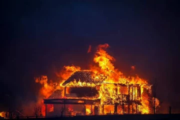 மொத்தமாக தீ விழுங்கிய குடியிருப்புகள்... வெளியேறிய ஆயிரக்கணக்கானோர்: அவசர நிலை பிரகடனம்