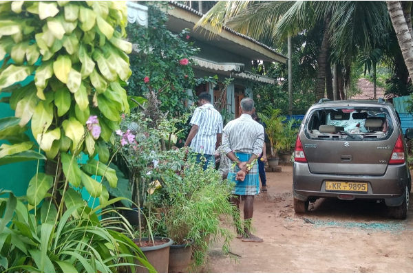 யாழில் வீடுபுகுந்து ரௌடிகள் அட்டகாசம்!(Photos) | House Breaking Raiders In Yali