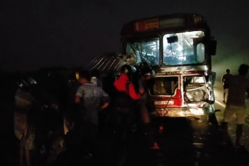 கிளிநொச்சியில் வாகன விபத்து ஒருவர் பலி 9 பேர் படுகாயம்