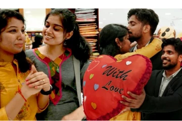 பிரிவுக்கு பின் மனைவிக்கு செம சர்ப்ரைஸ் கொடுத்த கணவன்! கண்ணீர் விட்டு கதறி அழுத மனைவி