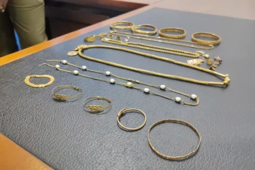 வவுனியாவில் களவாடப்பட்ட 25 பவுண் நகைககளுடன் சிக்கிய இளைஞன்!