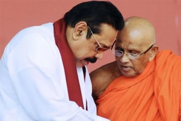 பதவி விலகுமாறு கடும் அழுத்தம் - அபயராம விகாரைக்குச் சென்றார் மகிந்த