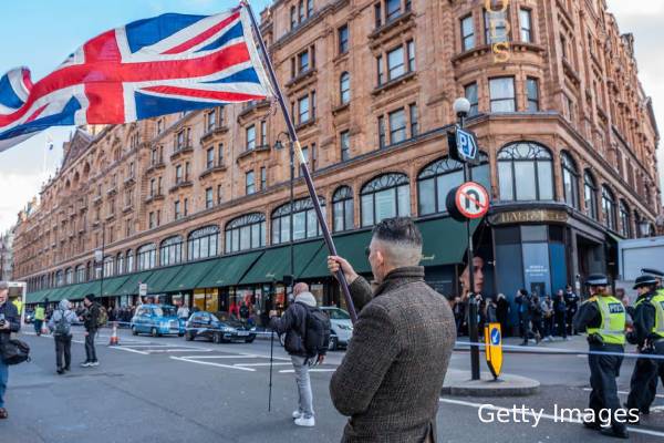 முழு பிரித்தானியாவிலும் ஒரு வார வேலைநிறுத்தம்: புலம்பெயர்தல் எதிர்ப்பு அமைப்பு அழைப்பு | Migrants Calls For One Week Strike In Uk