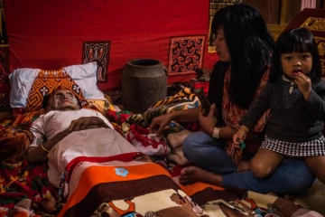 வருடத்திற்கு ஒரு முறை இறந்தவர்களின் உடலை தோண்டியெடுத்து கொண்டாடும் வினோத மக்கள்!