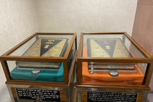 ஹீலியம் பெட்டியில் வைக்கப்பட்டுள்ள இந்திய அரசியலமைப்பு சாசனம் - ஏன் தெரியுமா? | Why Indian Constitution Stored In Helium Box